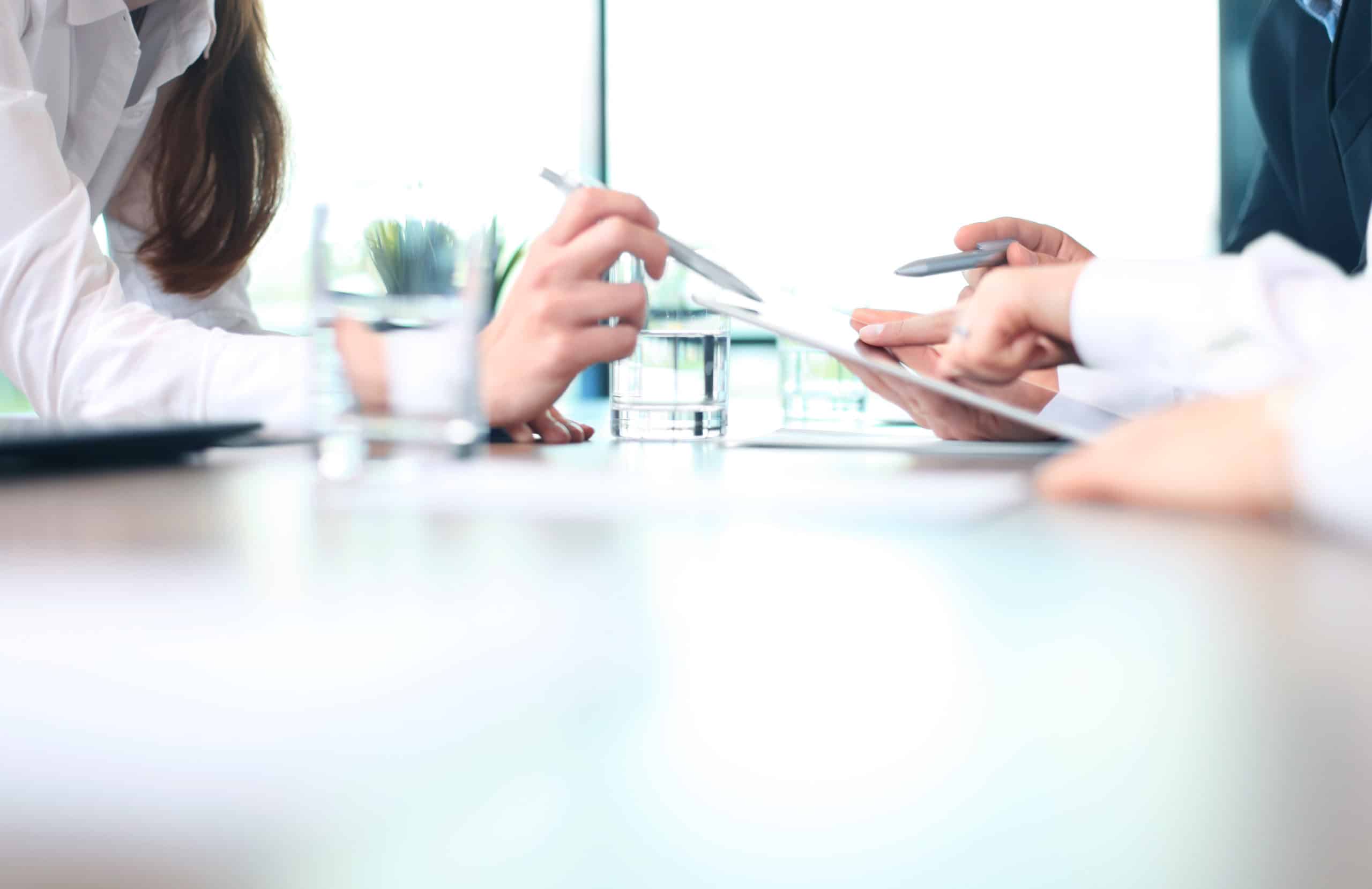 Courtier en électricité étudiant une facture