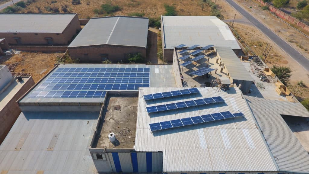 Location de panneaux solaires photovoltaïques sur la toiture d'une entreprise