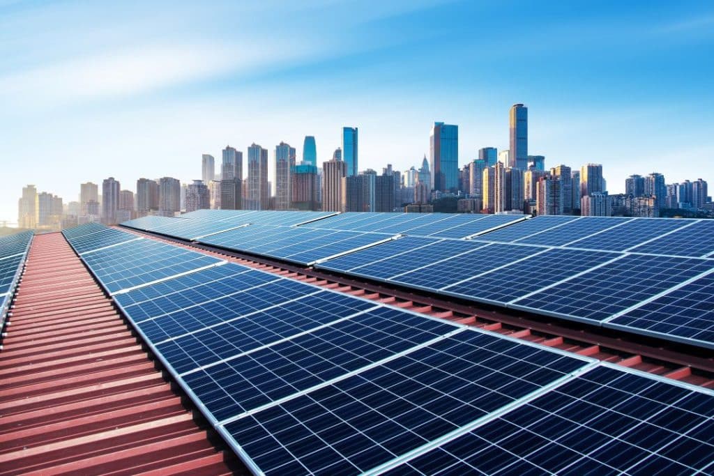 Les députés ont adopté un amendement modifiant les exigences d’équipement des parkings extérieurs en ombrières photovoltaïques.