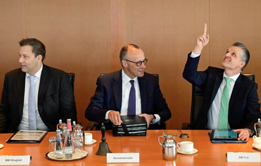 Face à une dépendance massive aux matériaux stratégiques chinois, l’Allemagne entraîne l’Europe dans une réorientation de la filière éolienne.