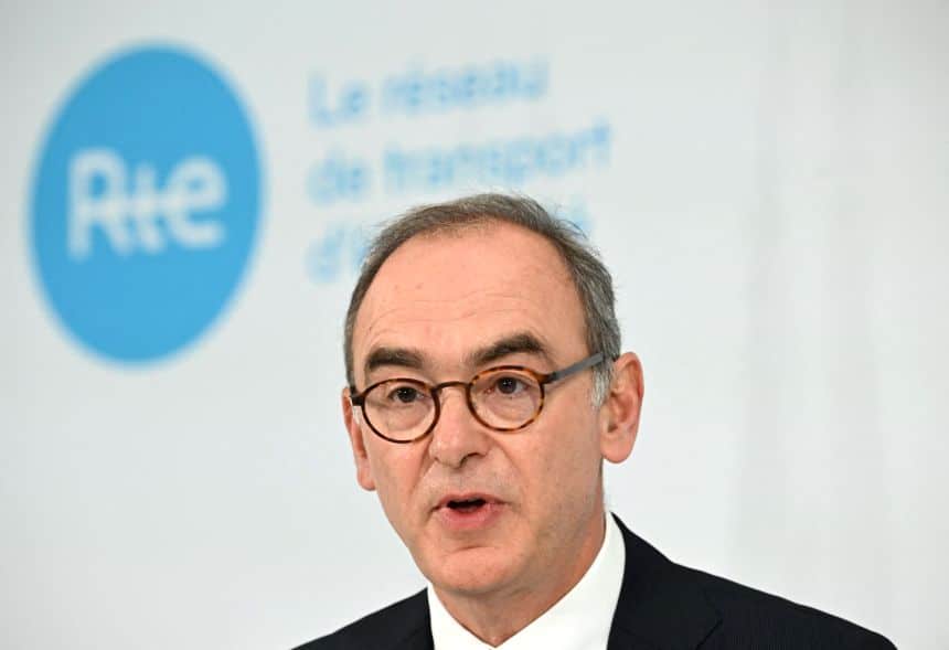 La France peine à accélérer son électrification. RTE appelle à sortir de l’incertitude politique pour éviter un décrochage industriel et climatique.