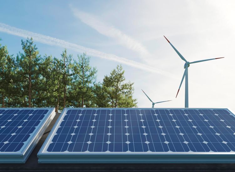 Le ralentissement de la croissance mondiale des capacités solaires et éoliennes compromet l’objectif fixé à la COP28 de tripler les EnR d’ici 2030.
