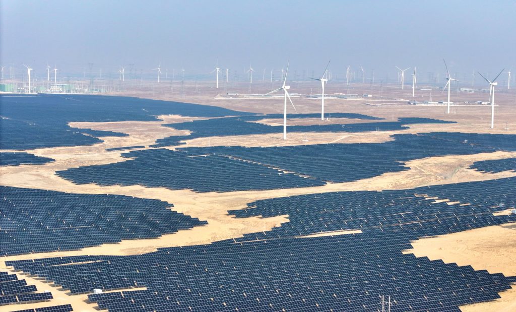 En 2025, Pékin a accéléré à un rythme inédit le déploiement de l’éolien et du solaire. Une dynamique contrebalancée par une hausse des fossiles.