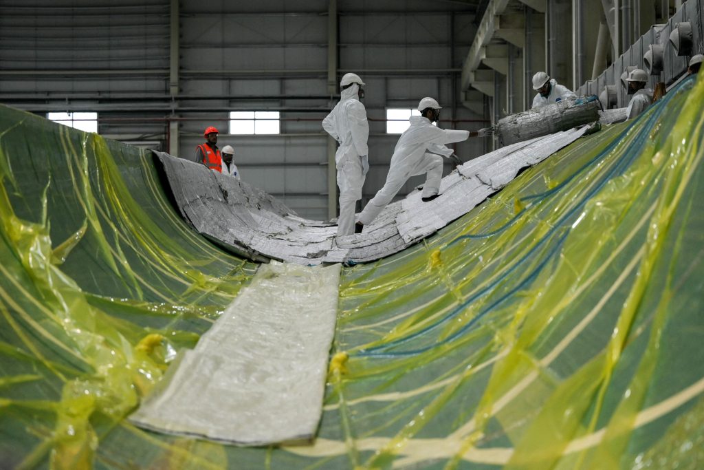 Face à une demande électrique en explosion et à la nécessité de réduire sa dépendance à la Chine, l’Inde accélère à marche forcée la fabrication locale de panneaux solaires.